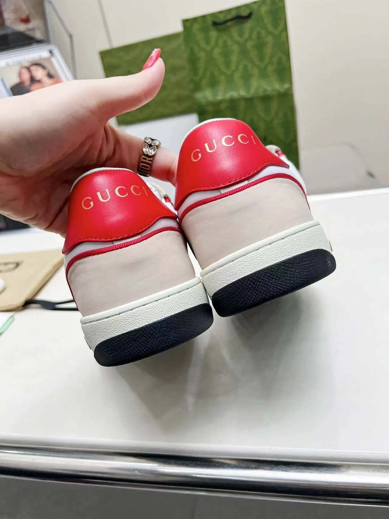 P620 💞💞Gucci G Home’s latest popular sports shoes, couple’s style, casual, retro white shoes 🌸🌸🌸 New popular series. The exquisite and compact interlocking double G logo romantically interprets the aesthetic concept of this series. Made of off-white leather, retro inspiration is cleverly blended into the sneaker design to reinterpret the brand logo. Exquisitely packaged at the delivery counter 🛍📦 ▪️Fabric: Original custom-made imported first-layer cowhide leather ▪️Lining: Original custom-made imported cowhide lining ▪️Outsole: Original molded two-color TPU outsole ▪️Size: Women's 35-40 / Men's 39-45